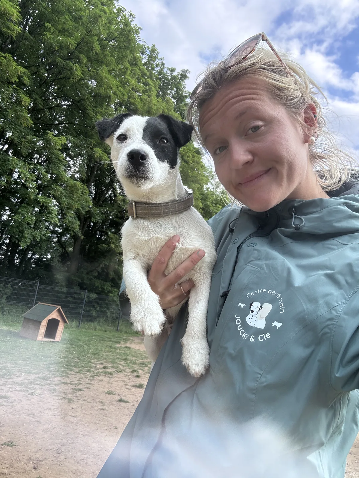 Delphine accompagne un chien pendant un exercice ludique